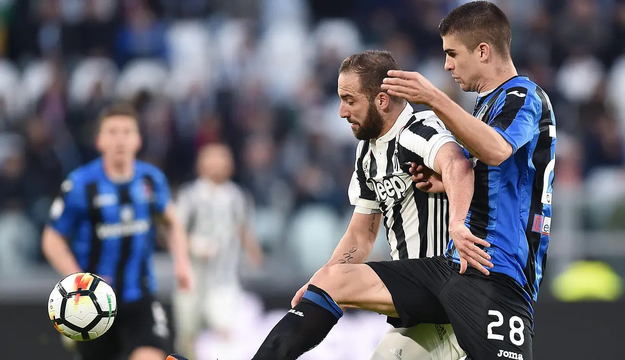 Aksi pemain Juventus, Gonzalo Higuain (kiri) berebut bola dengan pemain Atalanta, Gianluca Mancini pada lanjutan Serie A di Allianz Stadium, Turin, (14/3/2018). Juventus menang 2-0. (Alessandro Di Marco/ANSA via AP)