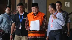 Bupati Jepara Ahmad Marzuqi (tengah) mengenakan rompi tahanan usai menjalani pemeriksaan di Gedung KPK, Jakarta, Senin (13/5/2019). KPK resmi menahan Ahmad Marzuqi selama 20 hari ke depan. (merdeka.com/Dwi Narwoko)