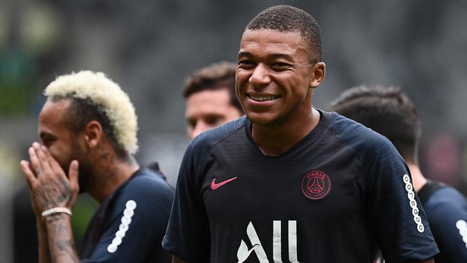 Pemain Paris Saint-Germain Kylian Mbappe tertawa saat bercanda dengan Neymar saat sesi latihan jelang menghadapi Rennes dalam Trophee des Champions di Stadion Universiade Shenzhen, China, Jumat (2/8/2019). PSG akan menghadapi Rennes pada Sabtu, 3 Agustus 2019. (FRANCK FIFE/AFP)