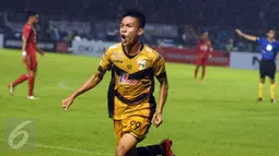 Pemain tengah Mitra Kukar, Yogi Rahadian berlari usai mencetak gol ke gawang Semen Padang di final turnamen piala Jenderal Sudirman di Stadion GBK Jakarta, Minggu (24/1/2016). Gol Yogi dicetak pada menit 89. (Liputan6.com/Helmi Fithriansyah)