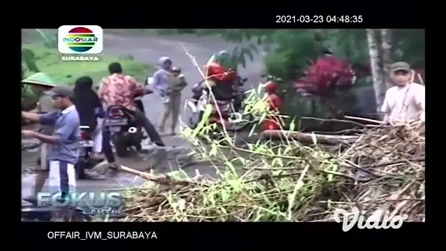 Diterjang banjir bandang, jembatan penghubung antar desa di Lumajang, Jawa Timur, rusak. Akibatnya, aktivitas warga terganggu dan akses jalan antar desa terhambat karena kendaran roda empat tak bisa melintas.