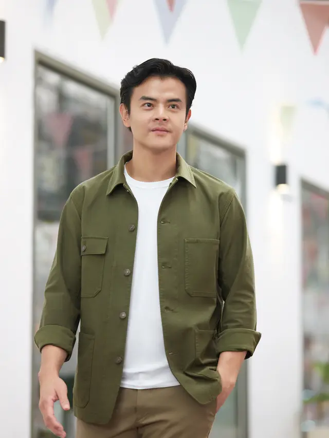 Dion Wiyoko mengenakan UNIQLO AIRism