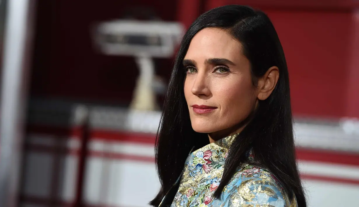 Aktris Jennifer Connelly berpose saat menghadiri pemutaran perdana "Only The Brave" di Los Angeles, California, AS, (8/10). Aktris 46 tahun ini tampil dengan celana pendek berwarna putih. (Photo by Jordan Strauss/Invision/AP)
