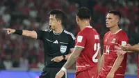Gelandang Timnas Indonesia, Joey Pelupessy dan Dean James dalam duel versus Malaysia pada Grup B FIFA ASEAN Cup 2026 di Stadion Utama Gelora Bung Karno, Jakarta, Senin (28/9/2026). (Bola.com/Budy Santoso)
