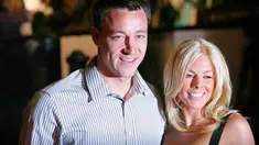 Kapten Chelsea dan Inggris, John Terry dan isterinya, Toni Poole, tiba di Leicester Square, London, guna menghadiri premiere film Rambo, 12 Februari 2008. AFP PHOTO / CARL DE SOUZA 