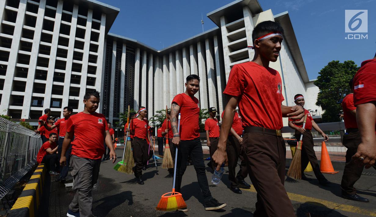 FOTO: Keluar Lapas, Narapidana Bersihkan Rumah Ibadah di Bakti ...