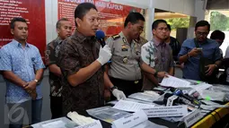 Direktorat Reserse Kriminal Khusus Polda Metro Jaya menggelar rilis kasus sepanjang tahun 2016, Jakarta, Jumat (30/12). Jumlah kasus tertinggi sebanyak 1.207 kasus adalah kasus cyber crime. (Liputan6.com/Gempur M Surya)