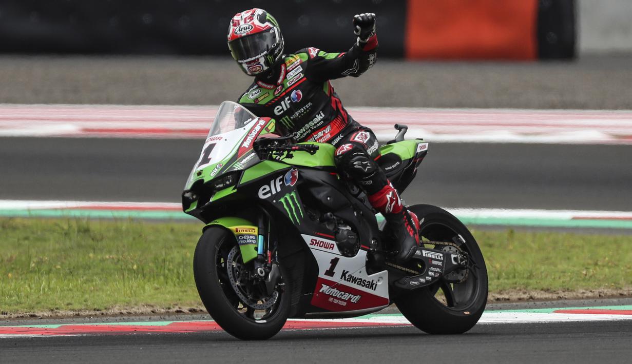Jonathan Rea akhirnya mampu merebut posisi terdepan saat balapan tinggal tersisa lima lap lagi. Pembalap tim Kawasaki tersebut  akhirnya mampu menjuarai Race 1 WSBK Mandalika 2021. (AFP/Achmad Ibrahim)