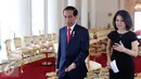 Presiden RI Joko Widodo berjalan saat wawancara khusus dengan group SCTV di Istana Bogor, Sabtu (16/4). Jokowi membeberkan semua program kerja pemerintahannya dan menjelaskan sikap tegas pemerintah atas tindakan terorisme. (Liputan6.com/Angga Yunair)