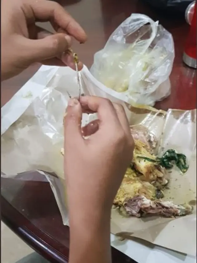6 Potret Beli Makanan Dapat Bonus Tak Terduga Ini Bikin Heran