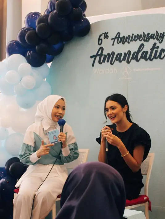 Selain seru-seruan bareng fans, dalam kesempatan ini, Amanda Rawles juga menyampaikan sepatah dua patah kata di hadapan para fansnya. Selain Amanda yang bersyukur punya fans yang selalu mendukungnya, para fans Amanda yang bernama Amandatic juga bersyukur bisa mengenal Amanda Rawles. Artis blasteran Australia ini memang dikenal humble dan ramah kepada fans-nya. (Liputan6.com/IG/@amandarawles)