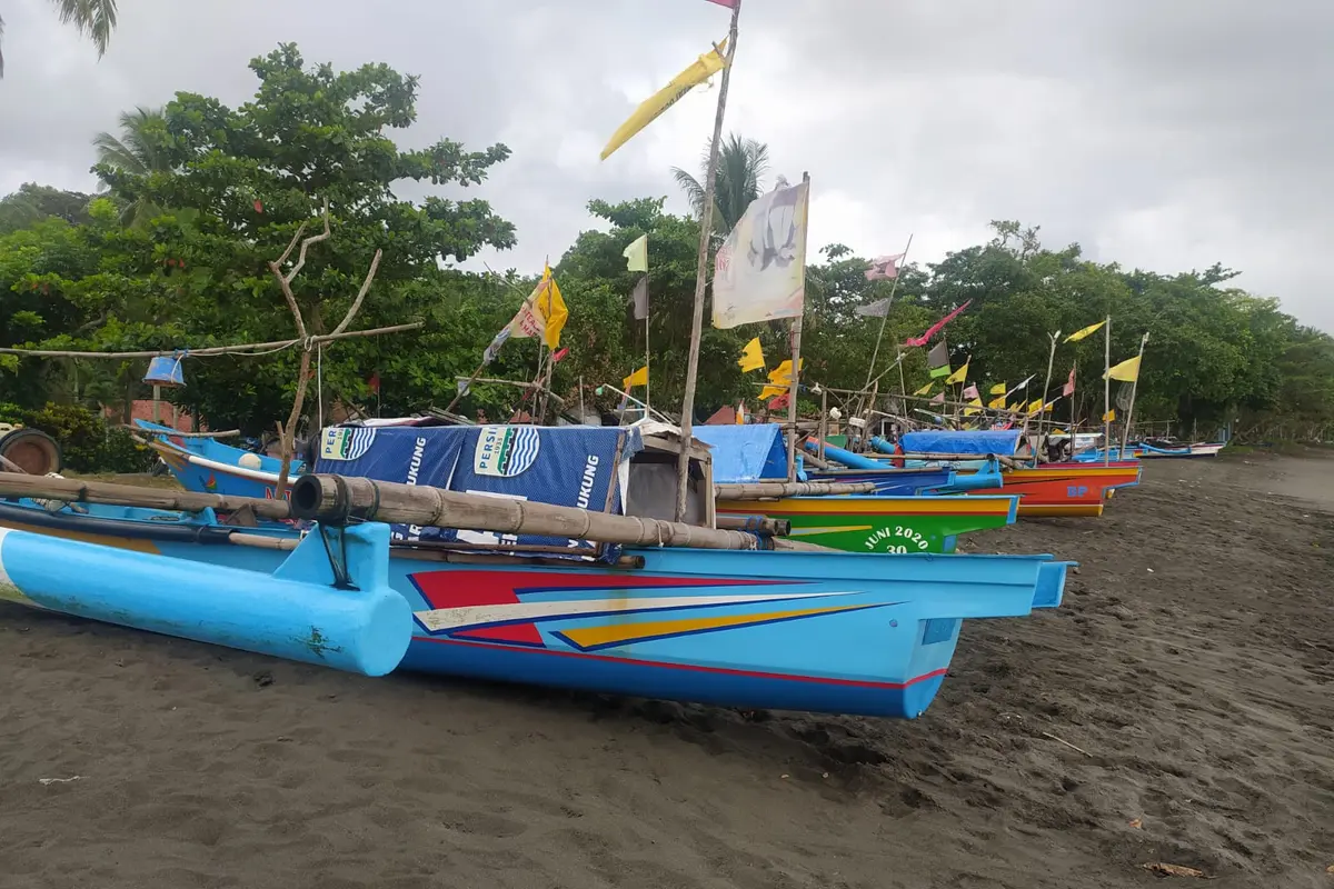Deretan kapal-kapal berukuran kecil milik nelayan di sekitar kawasan pantai selatan Jawa Barat, tengah menepi sebelum berlayar.
