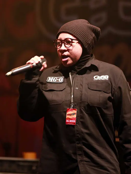 Penampilan Melly Goeslaw di atas panggung bersama band Potret tidak hanya menjadi satu-satunya tampilannya di malam itu, rupanya Melly turut tampil di panggung bersama BBB. (Deki Prayoga/Bintang.com)