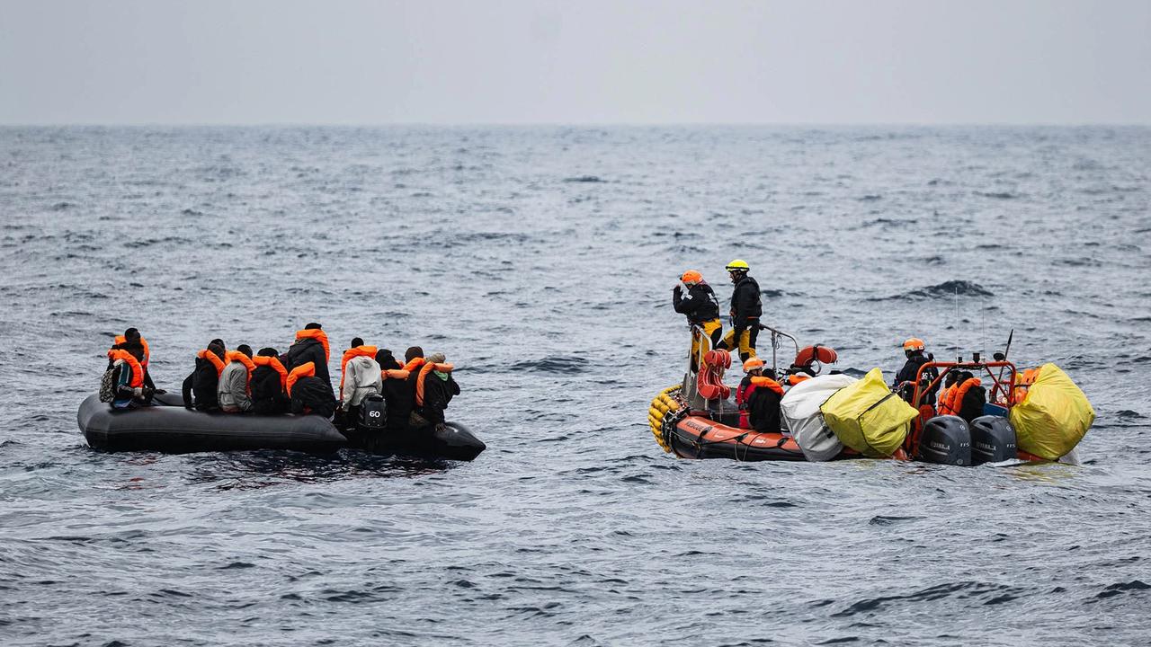 FOTO: Detik Detik Penyelamatan Migran di Laut Lepas Libya