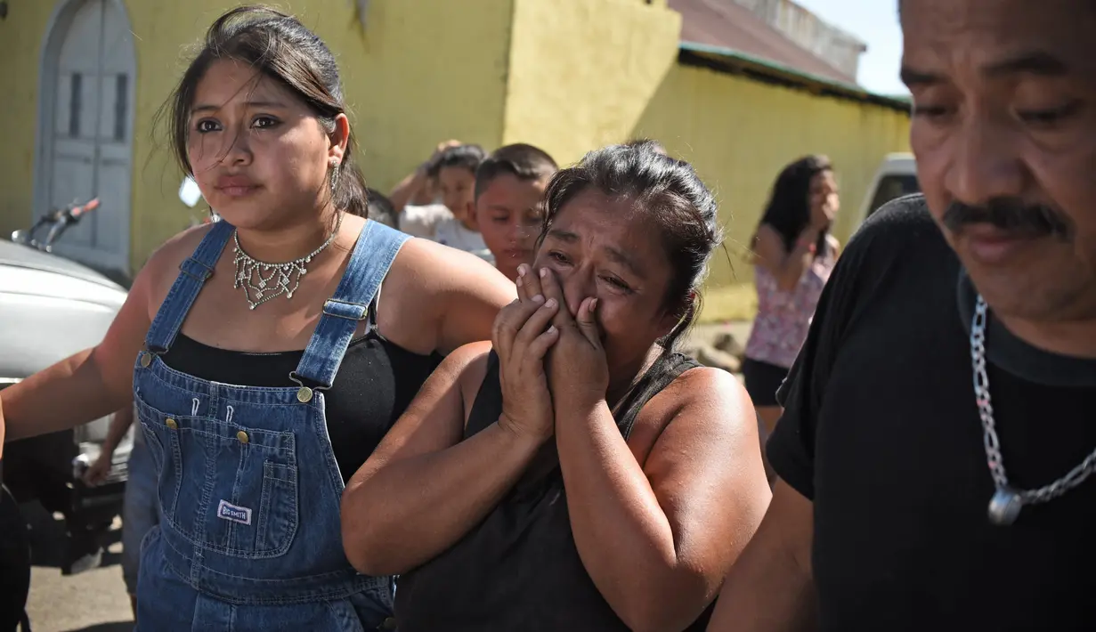 Seorang wanita menangis usai mengidentifikasi keluarganya yang menjadi korban kerusuhan di sebuah penjara dengan keamanan maksimum di Guatemala, Senin (30/11). 16 tahanan tewas dalam perkelahian antarnapi di penjara tersebut. (AFP Photo/JOHAN ORDONEZ)