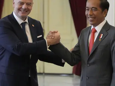 Presiden RI, Joko Widodo menyambut kedatangan Presiden FIFA Gianni Infantino di Istana Merdeka, Jakarta, Selasa (18/10) siang WIB. (AP/Achmad Ibrahim)