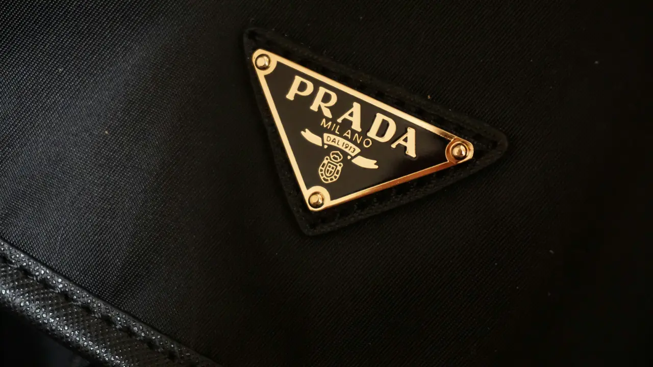 Prada Bersiap Akuisisi Versace Seharga Rp25,8 Triliun, 2 Merek Fesyen Mewah Italia Bakal Bersatu