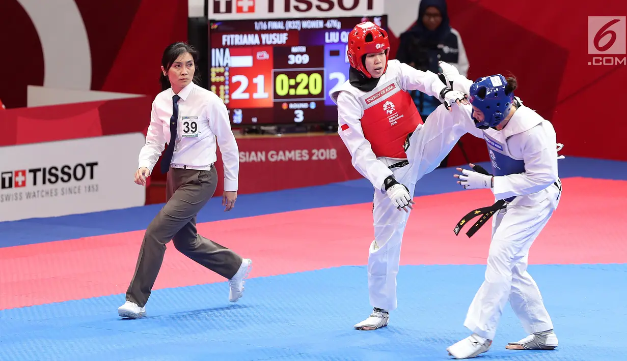 Atlet taekwondo putri Indonesia, Fitriyana Yusuf melayangkan tendangannya ke arah Liu Qing dari Makau pada babak 16 besar di Jakarta Convention Center (JCC), Senin (20/8). Fitriyana kalah tipis 21 - 25 pada kelas Wanita 67 kg. (Liputan6.com/Fery Pradolo)