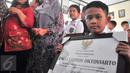 Penghargaan yang diberikan Wali Kota Semarang Hendrar Prihadi, untuk Daffa Farros Oktoviarto di SD Kalibanteng 01, Semarang, Rabu (20/4). Daffa menjadi perbincangan di medsos karena aksinya menghadang pengendara yang melintas di trotoar. (Foto: Gholib)