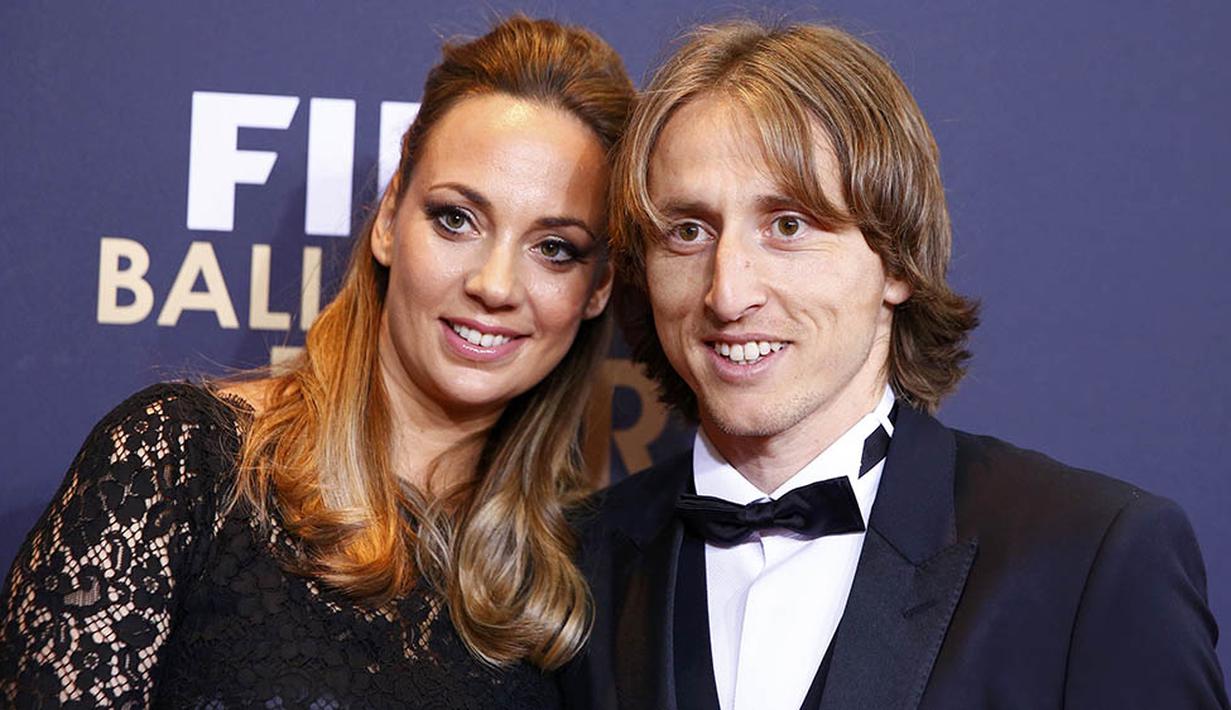 Gelandang Real Madrid, Luka Modric, didampingi sang istri Vanja Bosnic foto bersama saat acara FIFA Ballon d'Or 2015 di Zurich, Swiss, Senin (11/1/2016). (Reuters/Arnd Wiegmann)