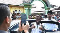 Kesempatan berjumpa dan melihat langsung sosok Jokowi tidak disia-siakan, warga Bengkulu Utara pun langsung mendekat, hanya untuk melihat dengan jelas, bersalaman atau berfoto bersama. (Biro Pers Sekretariat Presiden)