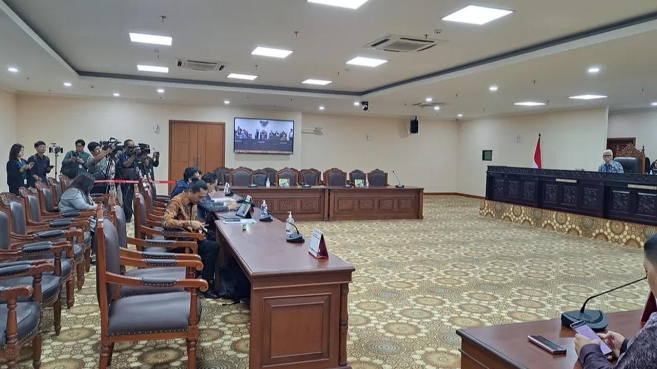 Jimly menyebut bahwa putusan MK itu menuai polemik. Bahkan akibat putusan itu menurut Firli, seluruh masyarakat membicarakan MK.<br>