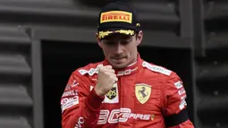 Charles Leclerc pernah meraih kemenangan di Formula 1 GP Belgia pada tahun 2019. Kemenangan tersebut cukup spesial karena ia baru melakoni musim perdananya bersama Ferrari. Meski begitu, perayaan kemenangannya terasa sedikit berbeda. Sebab, di saat bersamaan, dunia balap sedang kehilangan Anthoine Hubert. (AFP/Kenzo Tribouillard)