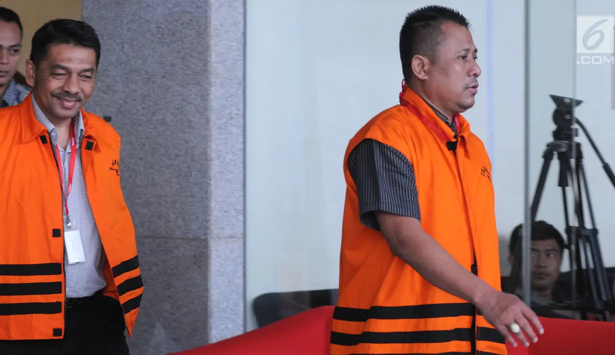 Dua anggota DPRD Kota Malang Sokarno (depan) dan Mohan Katelu (belakang) usai menjalani pemeriksaan di gedung KPK, Jakarta, Jumat (13/07). Keduanya diperiksa terkait kasus dugaan suap pembahasan APBD-P Pemkot Malang TA. 2015. (Merdeka.com/Dwi Narwoko)
