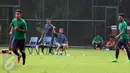 Pelatih Timnas Indonesia U-22, Luis Milla Aspas (duduk) memberi arahan pada timnya saat laga uji coba di Lapangan SPH Karawaci, Tangerang, Selasa (25/4). Timnas Indonesia U-22 unggul 2-1. (Liputan6.com/Helmi Fithriansyah)