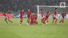Pemain Timnas Indonesia saat merayakan kemenangan atas Thailand di babak Semifinal Piala AFF U-23 2025 di Stadion Utama Gelora Bung Karno (SUGBK) Jakarta, Jumat (25/7/2025). (Liputan6.com/Helmi Fithriansyah)
