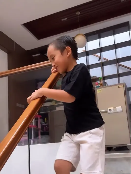 Saat masih kebingungan menjelaskan terkait valet pada putrinya, tiba-tiba Xabiru turun dari lantai atas. Xabiru tampak bahagia melihat ayah ibunya membawa kue ulang tahun lengkap dengan lilin menyala. [Instagram/rachelvennya]