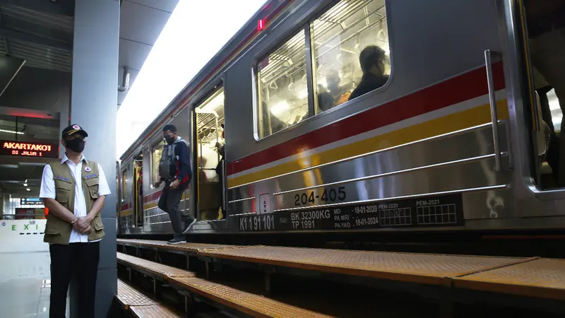 Ketua Gugus Tugas Percepatan Penanganan Covid-19, Doni Monardo meninjau aktivitas di Stasiun Manggarai, Jakarta Selatan