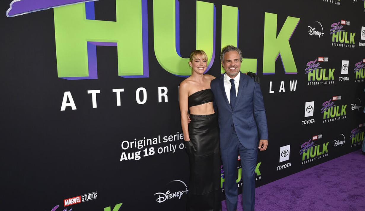 Tatiana Maslany dan Mark Ruffalo dalam premier She-Hulk: Attorney at Law. (Richard Shotwell/Invision/AP)