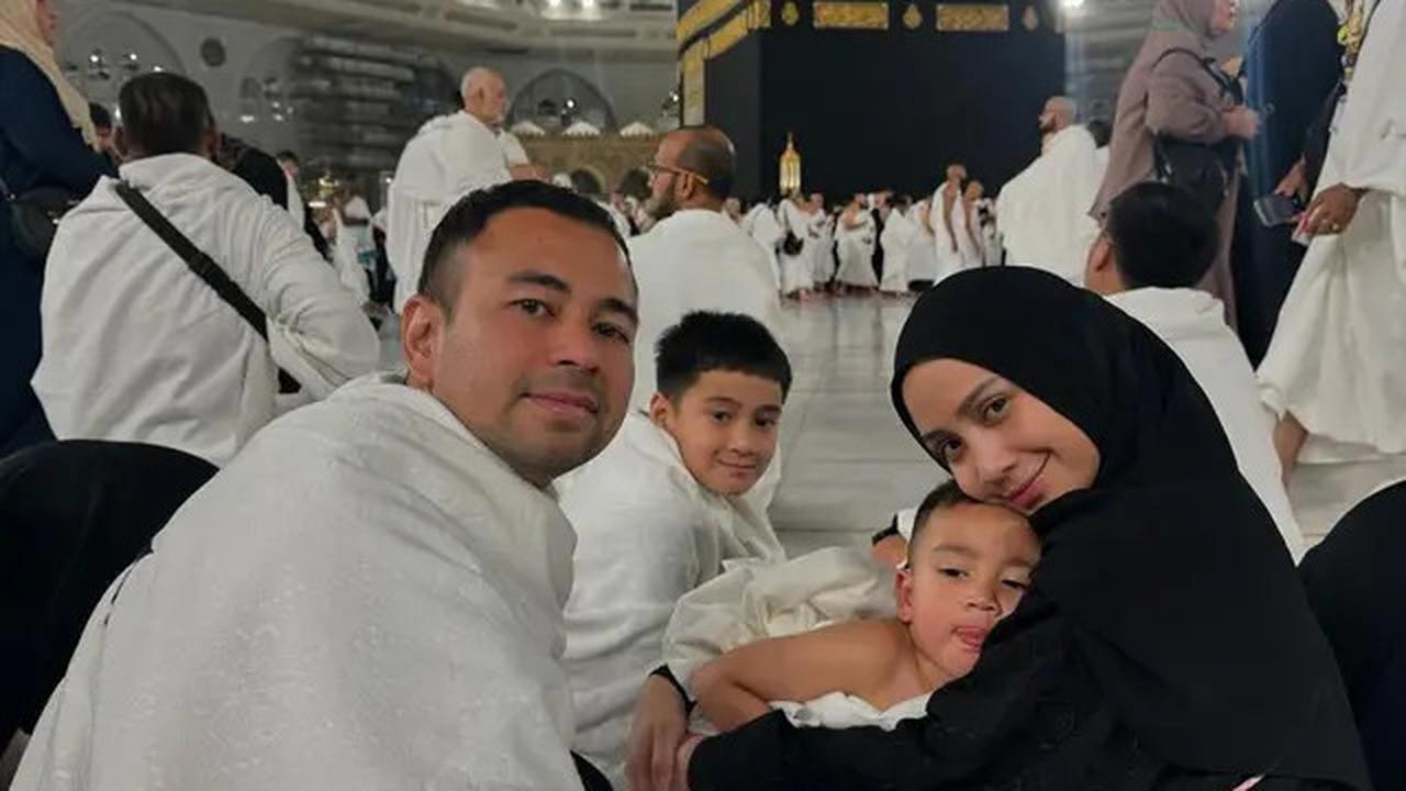 6 Potret Nagita Slavina Tampil Anggun saat Umroh, Pakai Abaya Mahal dan Tas Hermes Rp300 juta