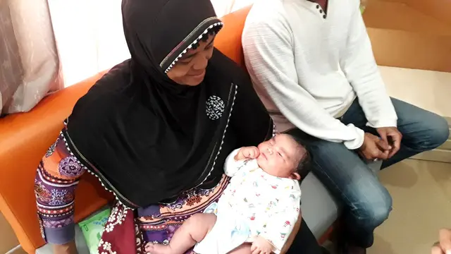 Bayi raksasa nyaman dalam gendongan Mbah Uti-nya. (Foto: Liputan6.com/Muhamad Ridlo)