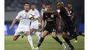 Pemain Real Madrid, Cristiano Ronaldo berusaha berebut bola dengan Pemain AC Milan, Luca Antonelli (tengah) dan Nigel de Jong (kanan) pada laga International Champions Cup 2015 di Shanghai, China, Kamis (30/7). (Reuters Aly Song)