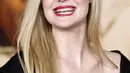Elle Fanning tersenyum saat menghadiri pemutaran perdana film "Babylon" di Academy Museum of Motion Pictures di Los Angeles, California pada 15 Desember 2022. Riasannya dilakukan secara klasik, terdiri dari lapisan maskara hitam untuk membuat matanya melotot, perona pipi merah muda, dan lipstik merah cerah. (Frazer Harrison/Getty Images/AFP)