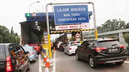 Sejumlah pengendara mobil mengantre di gerbang tol Pejompongan, Jakarta, Jumat (15/9). Dalam menggunakan GTO ini, pengguna jalan tol diwajibkan memiliki kartu pembayaran non tunai sebagai kartu prabayar. (Liputan6.com/Angga Yuniar)