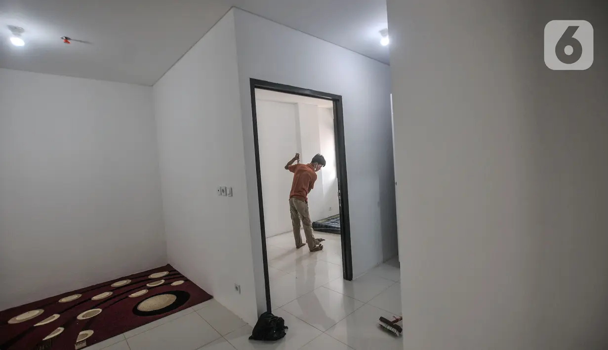 Pekerja saat membersihkan di salah satu unit Kampung Susun Akuarium, Jakarta, Selasa (17/8/2021).  Kampung Susun Akuarium terdiri atas 5 blok dengan total 241 unit hunian dan tiap blok memiliki 32-56 unit hunian tipe 36, termasuk unit khusus disabilitas. (merdeka.com/Iqbal S. Nugroho)