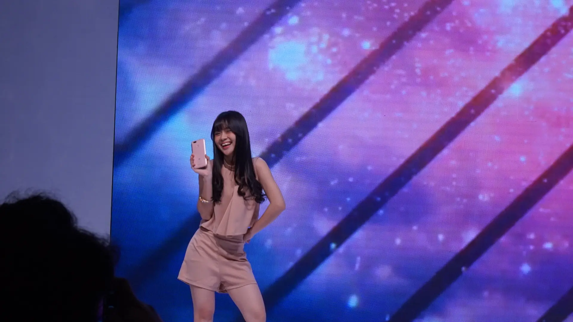 Member JKT48 Cindy Yuvia memamerkan Mi A1 di panggung peluncuran Xiaomi Mi A1 (Liputan6.com/ Agustin Setyo W)