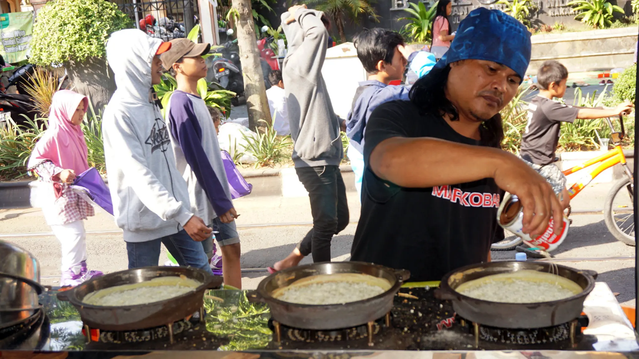 Seorang karyawan Markobar sedang demo memasak martabak delapan rasa.(Liputan6.com/Fajar Abrori)