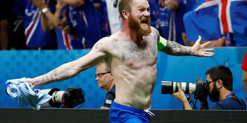 20160628-Pulangkan Inggris, Kapten Islandia Selebrasi Telanjang Dada-Prancis