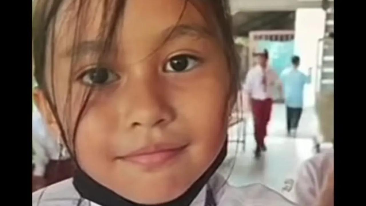 Meski fasih Bahas Inggris, Adelia mengaku masih bisa berkomunikasi dengan Bahasa Indonesia.