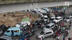 Petugas Dishub mengatur arus lalu lintas di Simpang Matraman, Jakarta, Rabu (19/7). Rekayasa lalu lintas terkait pembangunan simpang tidak sebidang atau underpass di kawasan tersebut akan diuji coba pada 20-27 Juli. (Liputan6.com/Immanuel Antonius)
