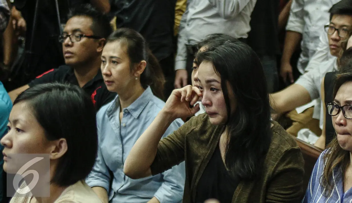 Saudara kembar Mirna menangis saat melihat rekaman CCTV dalam persidangan saksi kasus pembunuhan Wayan Mirna Salihin di PN Jakarta Pusat, Rabu (13/7). Sidang menampilkan video CCTV yang berisi rekaman kejadian di Kafe Olivier. (Liputan6.com/Faizal Fanani)