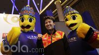 Pebulutangkis ganda campuran Indonesia, Liliyana Natsir, foto bersama maskot usai menghadiri jumpa pers BCA Indonesia Open 2017 yang didukung oleh Bakti Olahraga Djarum Foundation di Hotel Kempinski, Jakarta, Senin (22/5/2017). (Bola.com/Vitalis Yogi Tris