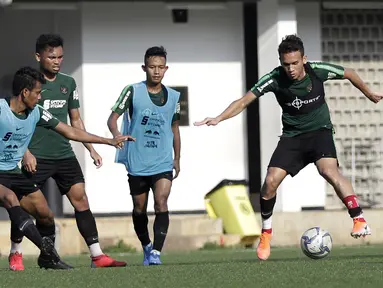 Pemain Timnas Indonesia U-22, Egy Maulana Vikri, berebut bola saat internal game di Lapangan C, Senayan, Jakarta, Selasa (19/11). Timnas U-22 terus matangkan skema permainan lewat internal game. (Bola.com/Yoppy Renato)