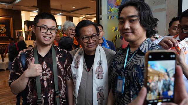 Calon Gubernur Jakarta, Pramono Anung memborong lima buah lukisan dari seniman penyandang disabilitas di Pameran Pelukis Istimewa, Jakarta.