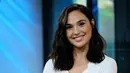 Senyum Gal Gadot saat menjawab dalam acara BUILD Speaker Series untuk membahas film "Wonder Woman" di AOL Studios, New York, AS (23/5). Gal Gadot sendiri merupakan pemeran Wonder Woman. (Photo by Evan Agostini/Invision/AP)