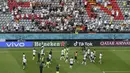 Para pemain Jerman memberikan tepuk tangan kepada para penggemar usai mengalahkan Portugal pada pertandingan grup F Euro 2020  di Allianz Arena, Munich, Sabtu (19/6/2021). Jerman untuk sementara duduk di posisi kedua dengan poin sama seperti Portugal. (Matthias Hangst/Pool Photo via AP)